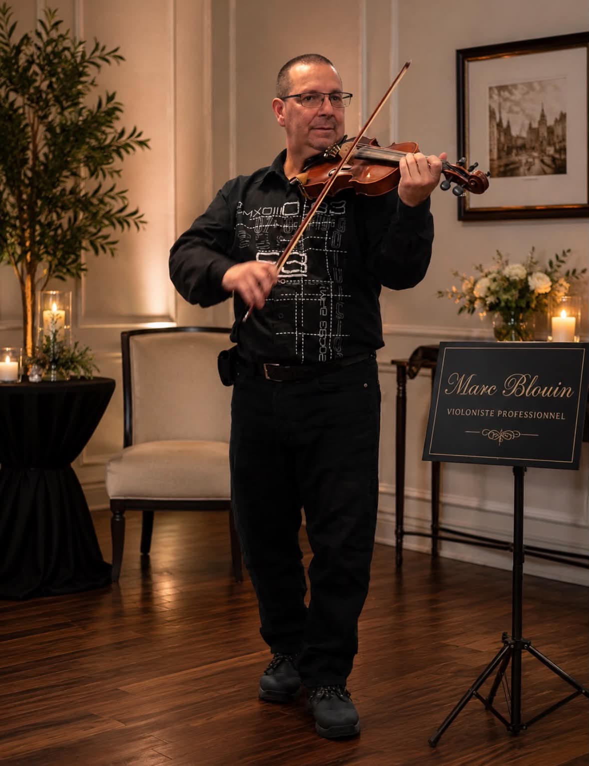 Marc Blouin jouant du violon dans un salon funéraire
